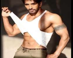 The actor is a fitness freak and works hard at the gym to maintain his abs.